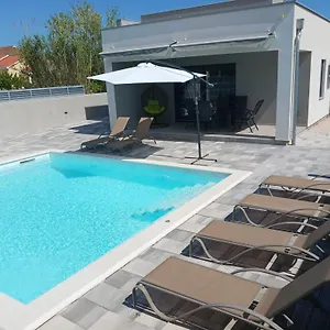 House Sara With Heated Pool Ferienhaus